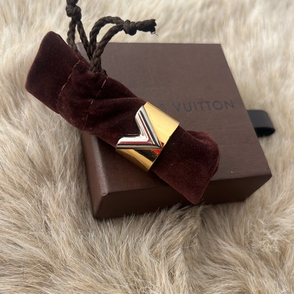 Louis Vuitton Bague Essential V Gold Tone / silver Ring - Picture 6 of 7